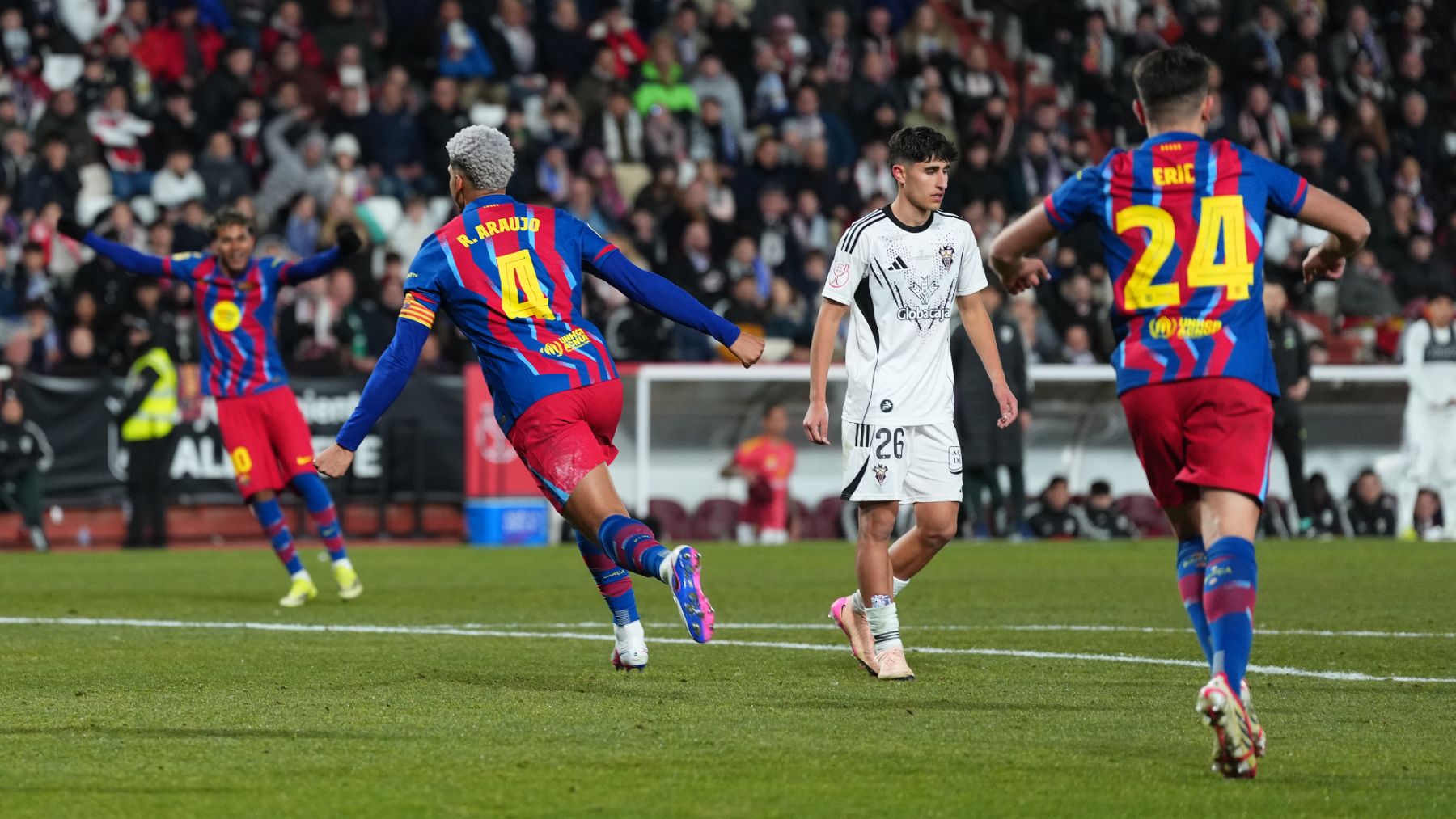 Araujo recupera la sonrisa en el Barcelona