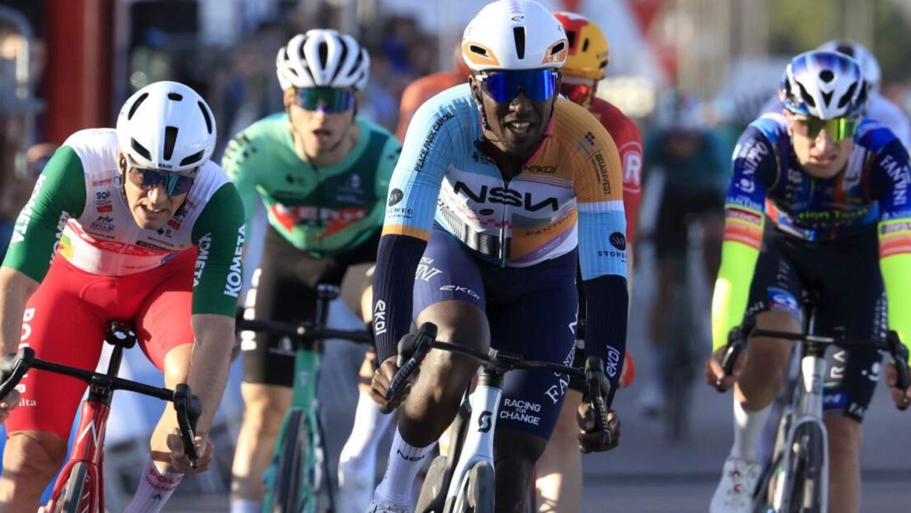 El antiguo Israel ya gana con Iniesta: Girmay le da la primera victoria al NSN en la Comunidad Valenciana