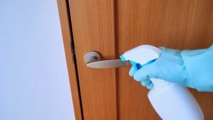 Truco del vinagre en las puertas