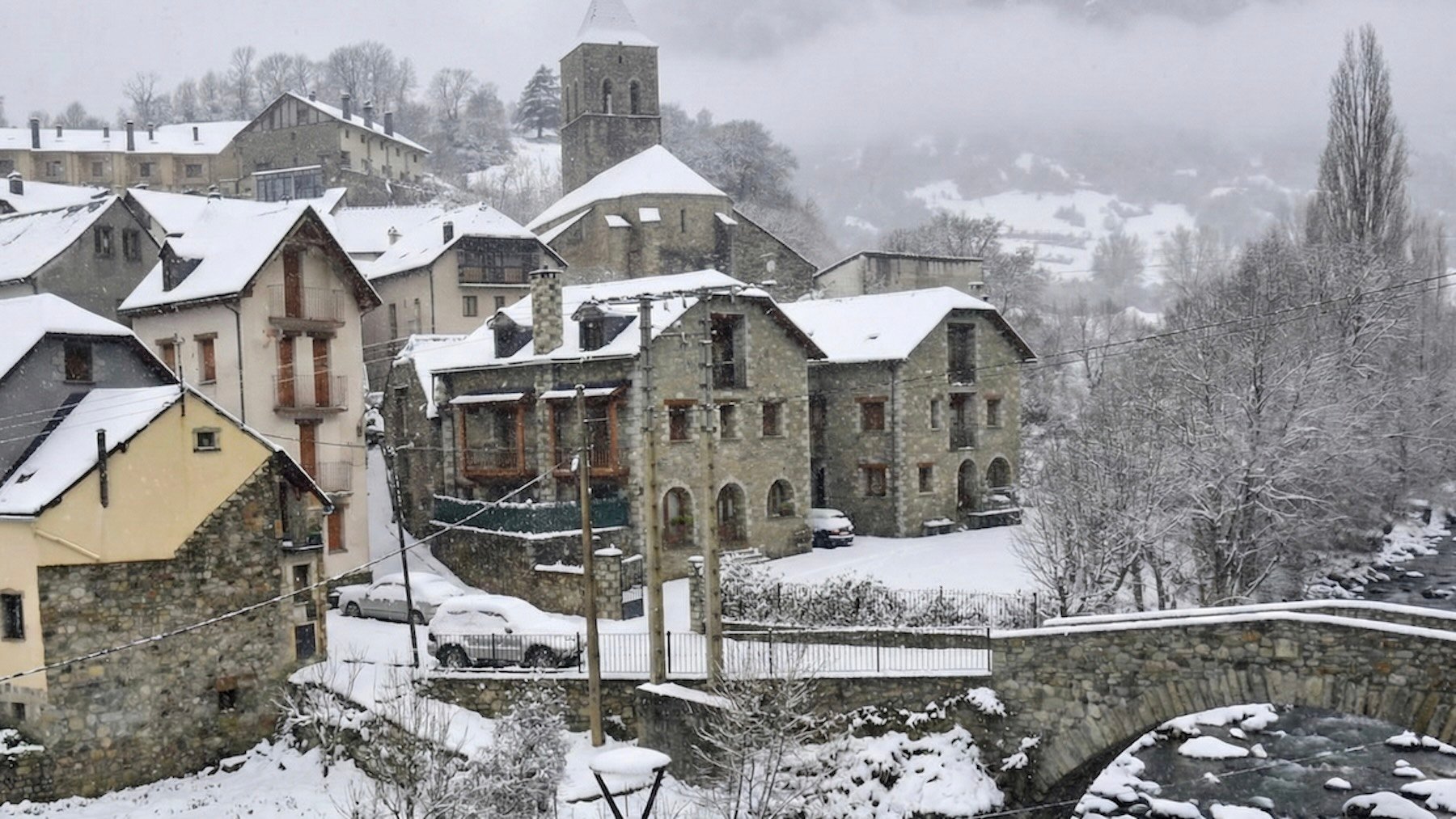 Es uno de los pueblos más bonitos de España en invierno y además tiene el carnaval más pintoresco de su provincia