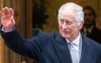 El Rey Carlos III de Inglaterra saludando al pueblo. (Foto:Europa Press).