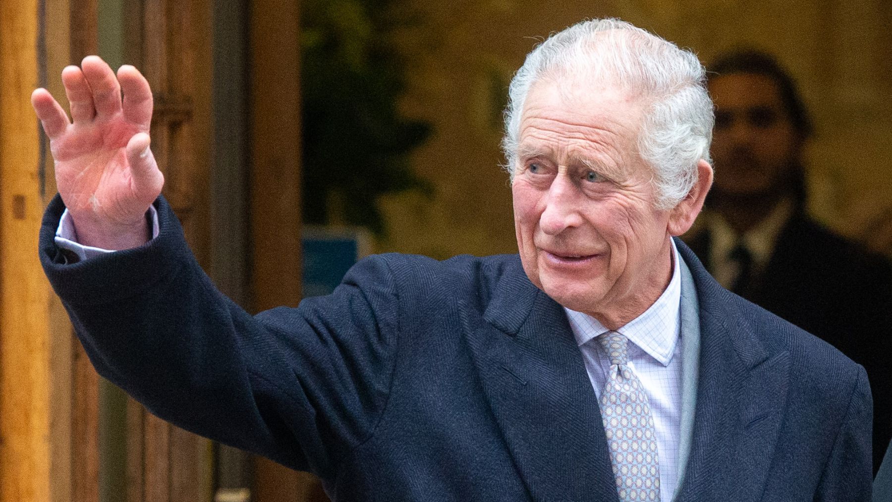 El Rey Carlos III de Inglaterra saludando al pueblo. (Foto:Europa Press).