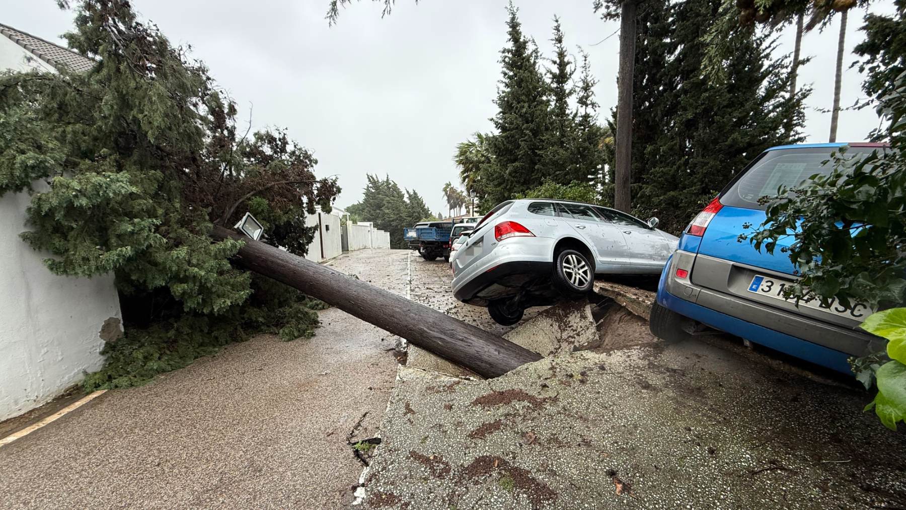 Última hora de la borrasca Leonardo en España, en directo hoy | Carreteras cortadas, evacuaciones y avisos de la AEMET por el temporal en Andalucía