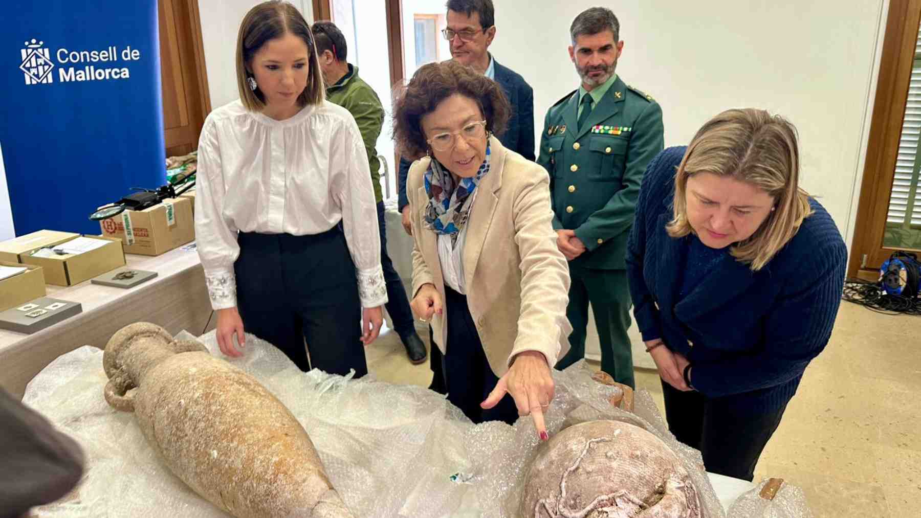 Ánforas, 1.574 monedas, lámparas y espadas de un valor incalculable incautadas en el aeropuerto de Palma