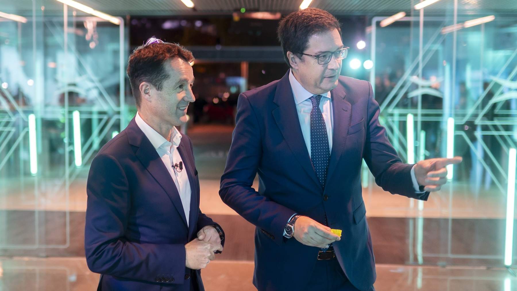 Accionistas de Indra avisan a Moncloa: Si cambian a Escribano por algún amigo los inversores se irán