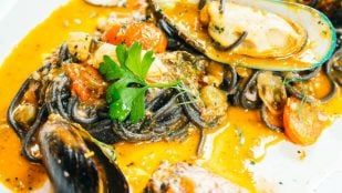 El cocinero gallego de Poesía de Fogón explica cómo cocinar mejillones sin usar agua y con un toque de curry espectacular. (Foto: Freepik)