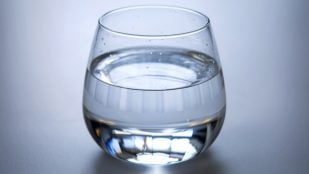Vaso de agua debajo de la cama