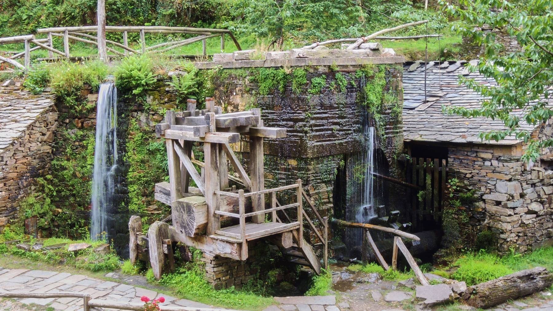 El diminuto pueblo abandonado de Asturias que se puede visitar sólo en grupos y le atraviesa un arroyo: una obra de ingeniería