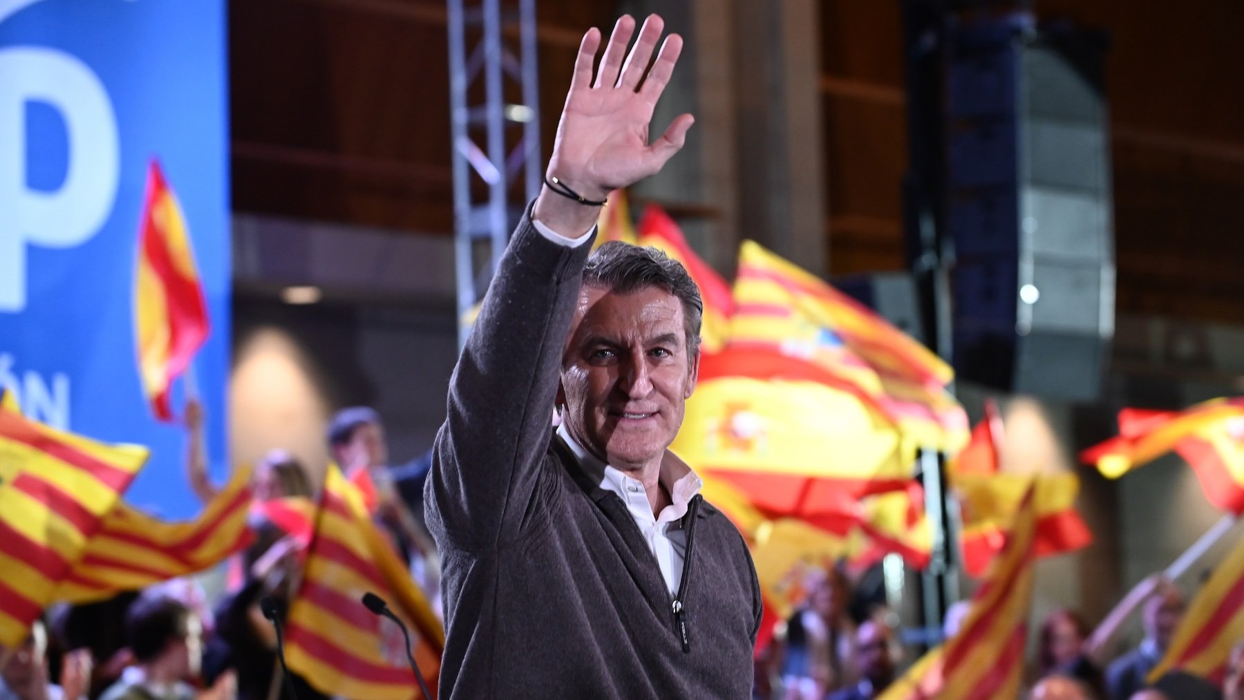 Feijóo equipara a Vox con el PSOE en el mitin de fin de campaña de Aragón y carga contra Abascal