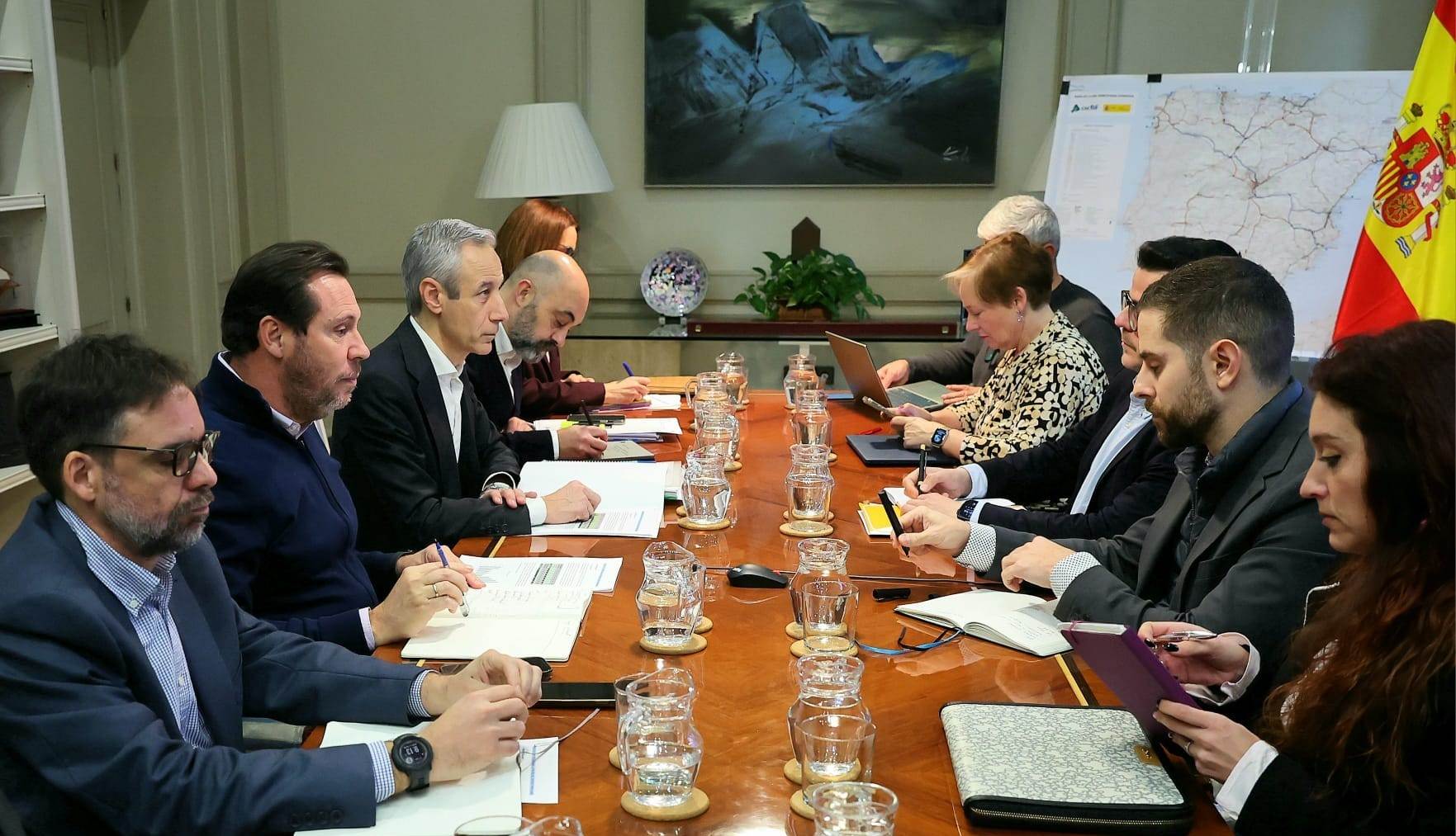 Puente sigue sin llegar a un acuerdo con los sindicatos de Adif y Renfe: se mantiene la huelga