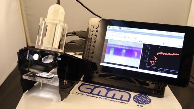 El sensor (izquierda, bajo la luz) microfabricado en el IMB-CNM. (Foto: IMB-CNM-CSIC). 