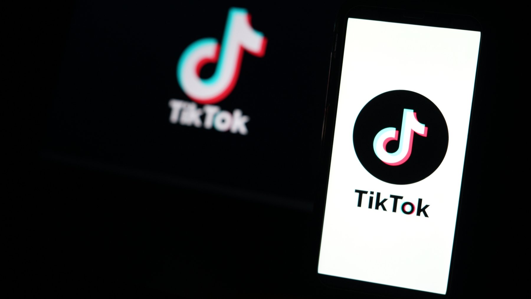 Bruselas acusa a TikTok de tener un diseño adictivo que vulnera la ley servicios digitales