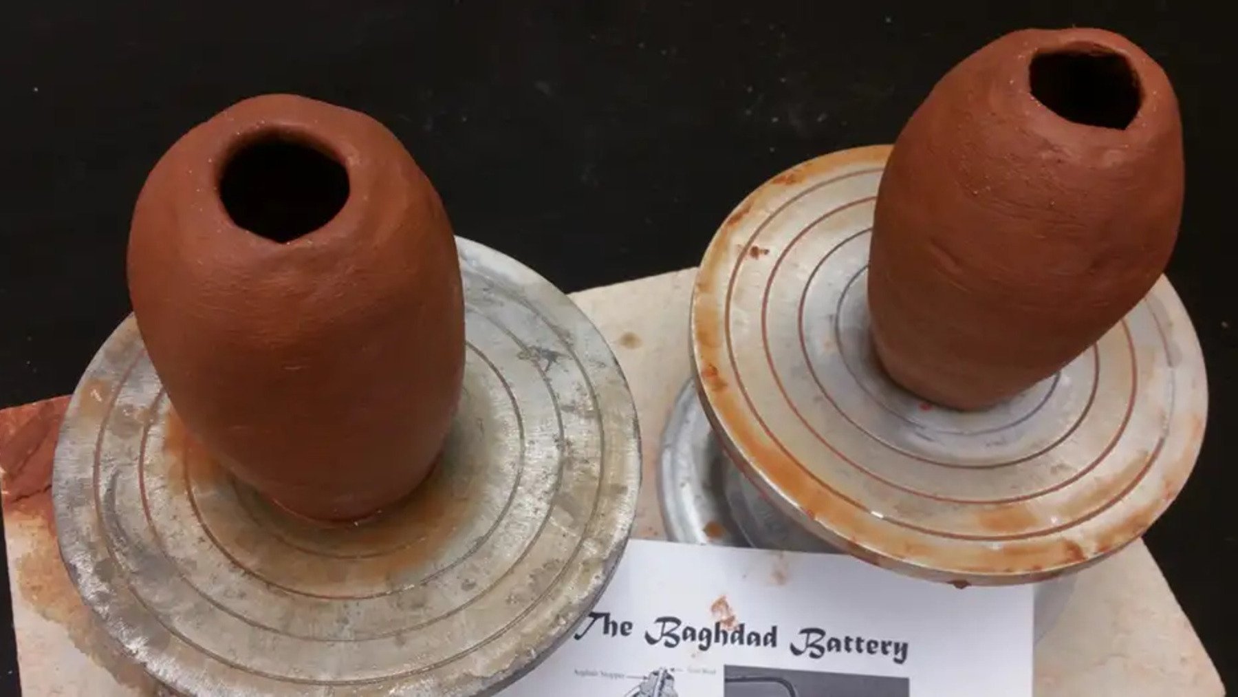 El misterio arqueológico más intrigante: ¿2 vasijas cerámicas de 2.000 años formaron un sistema eléctrico?