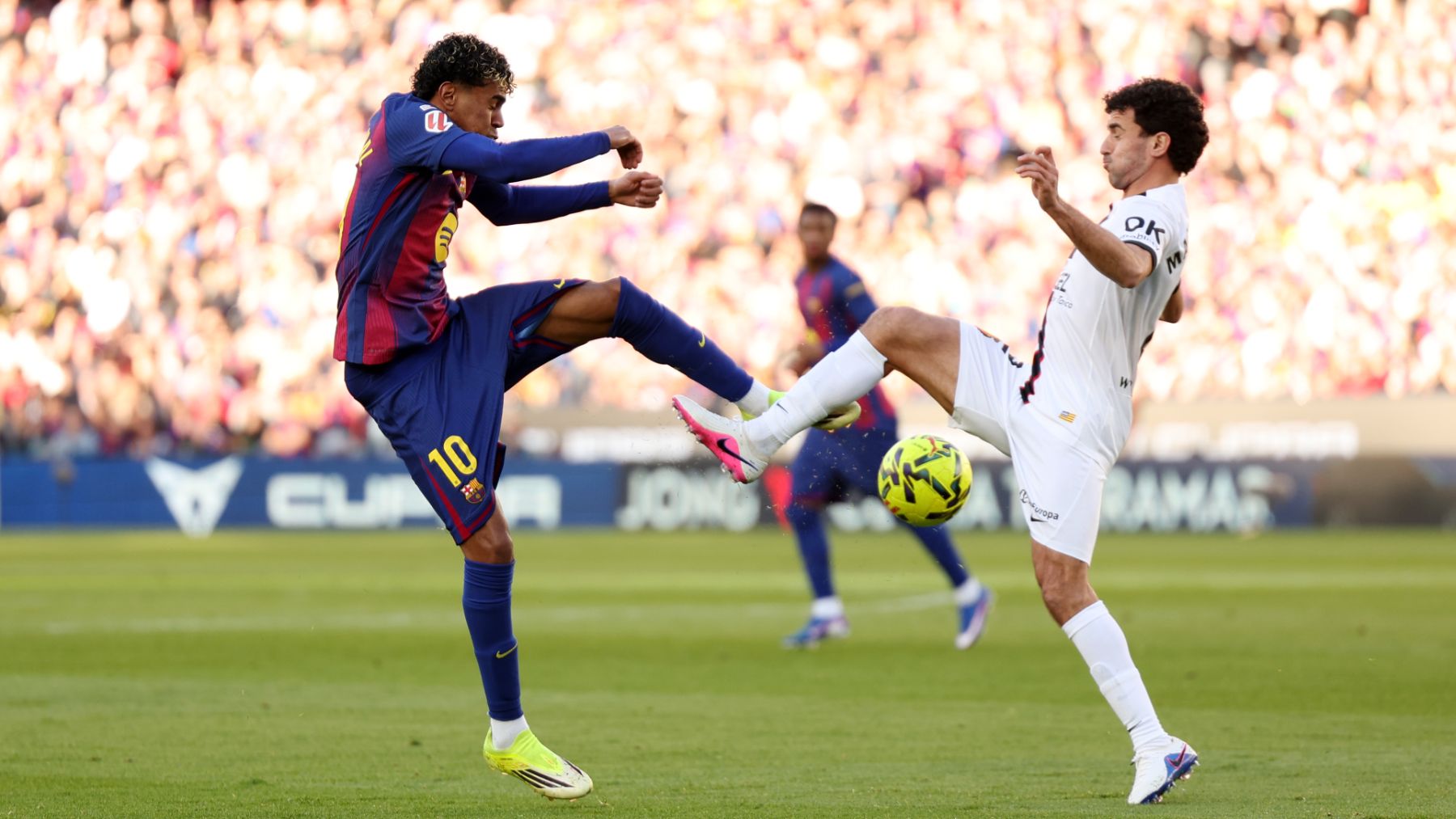 Lamine Yamal disputa un balón con Mateu Morey. (Getty)