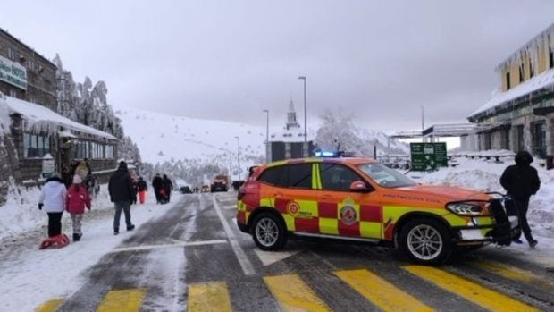 Puerto de Navacerrada cortado por la nieve
