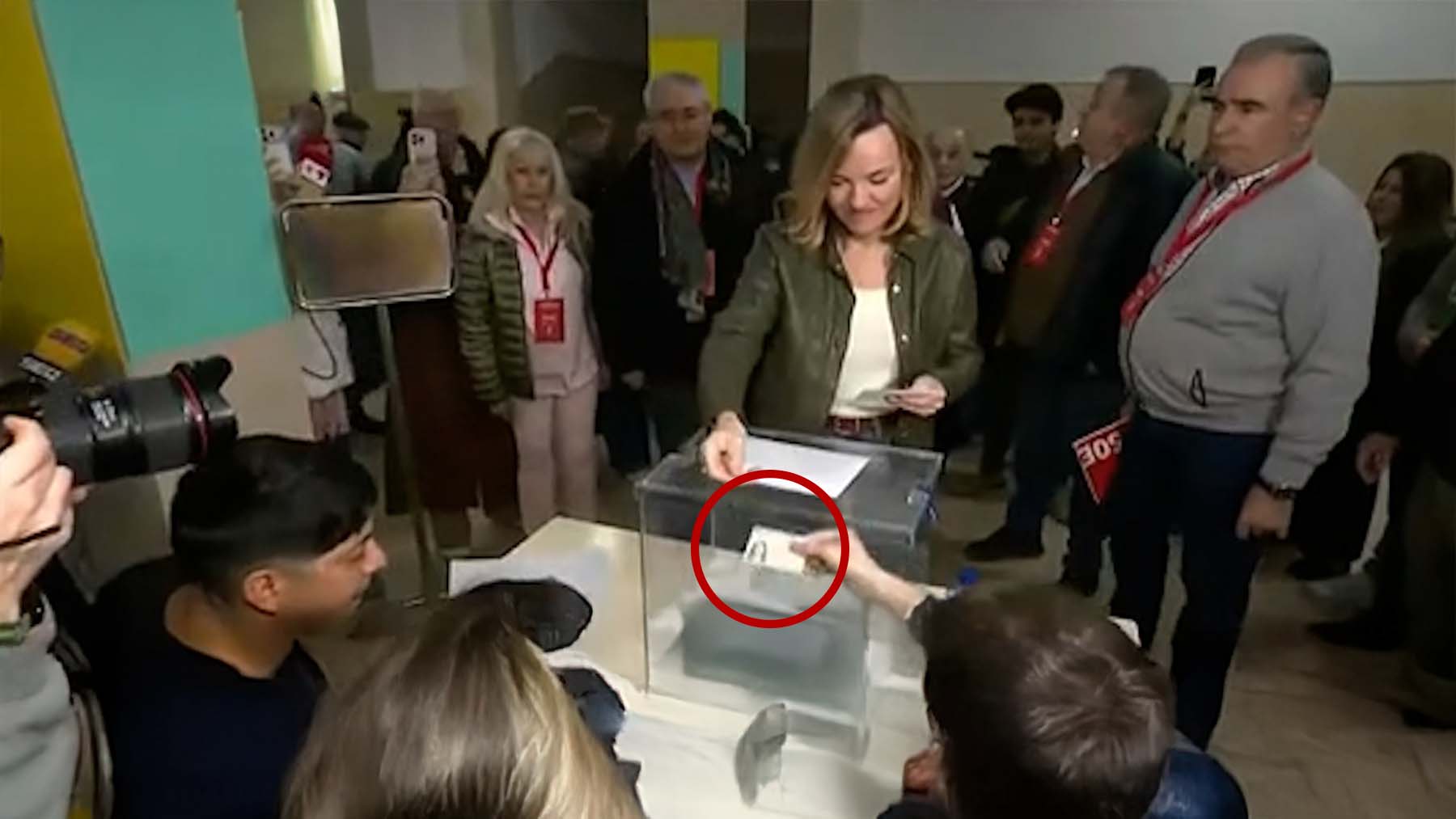 Monumental pifia de TVE: no solo muestra el DNI de Pilar Alegría, sino que hace zoom sobre él