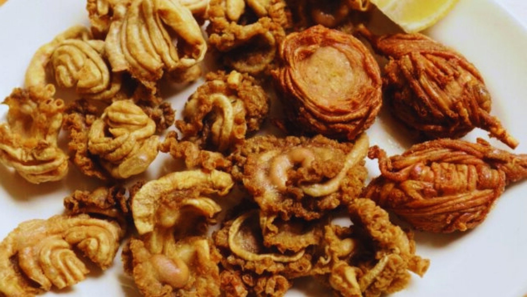 El manjar más humilde de Madrid que en el resto de España no se entiende: aún las puedes tomar en estos bares de toda la vida