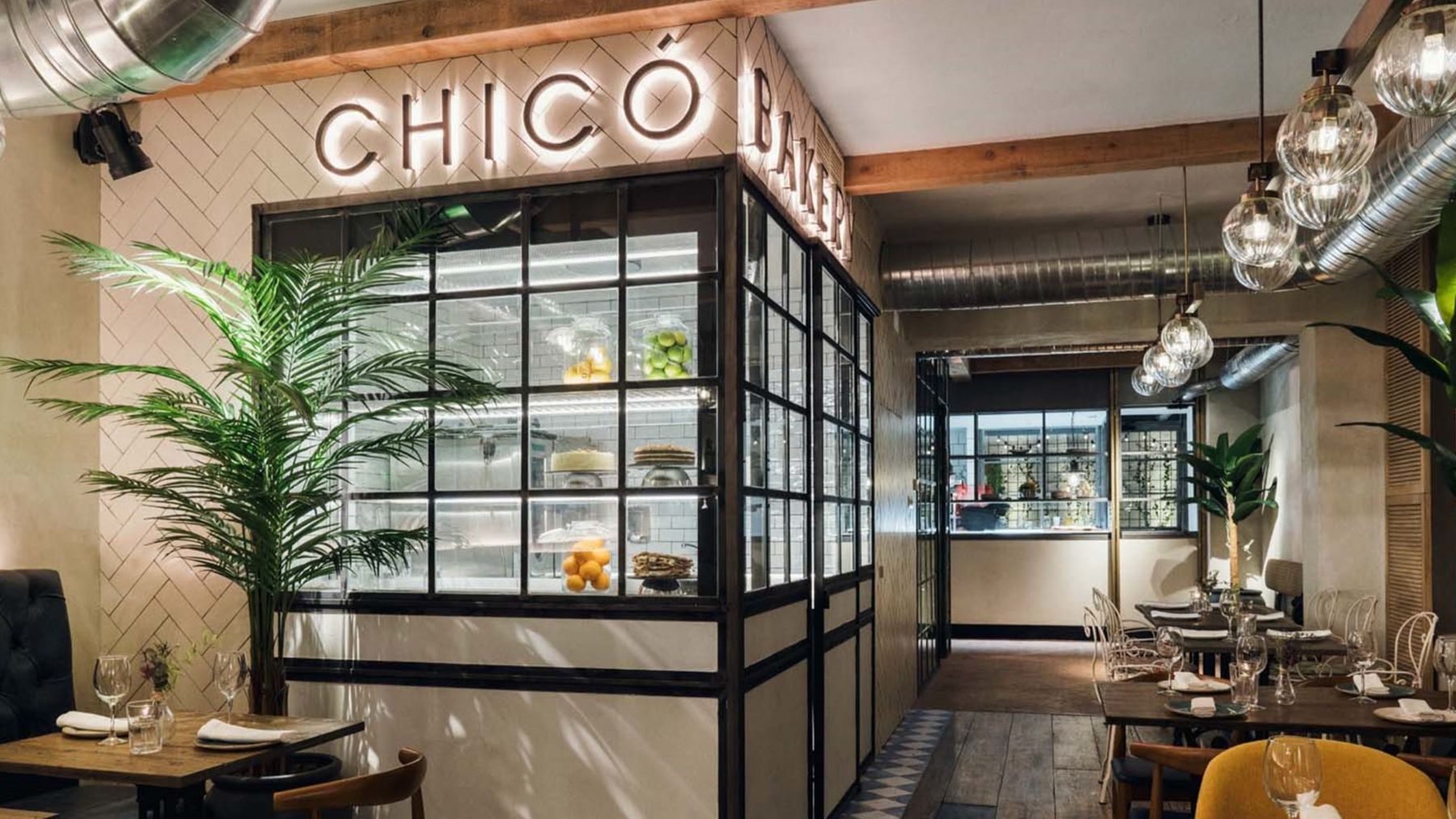 El restaurante íntimo de Madrid para cenar en pareja en San Valentín: flores, decoración vintage y platos de calidad