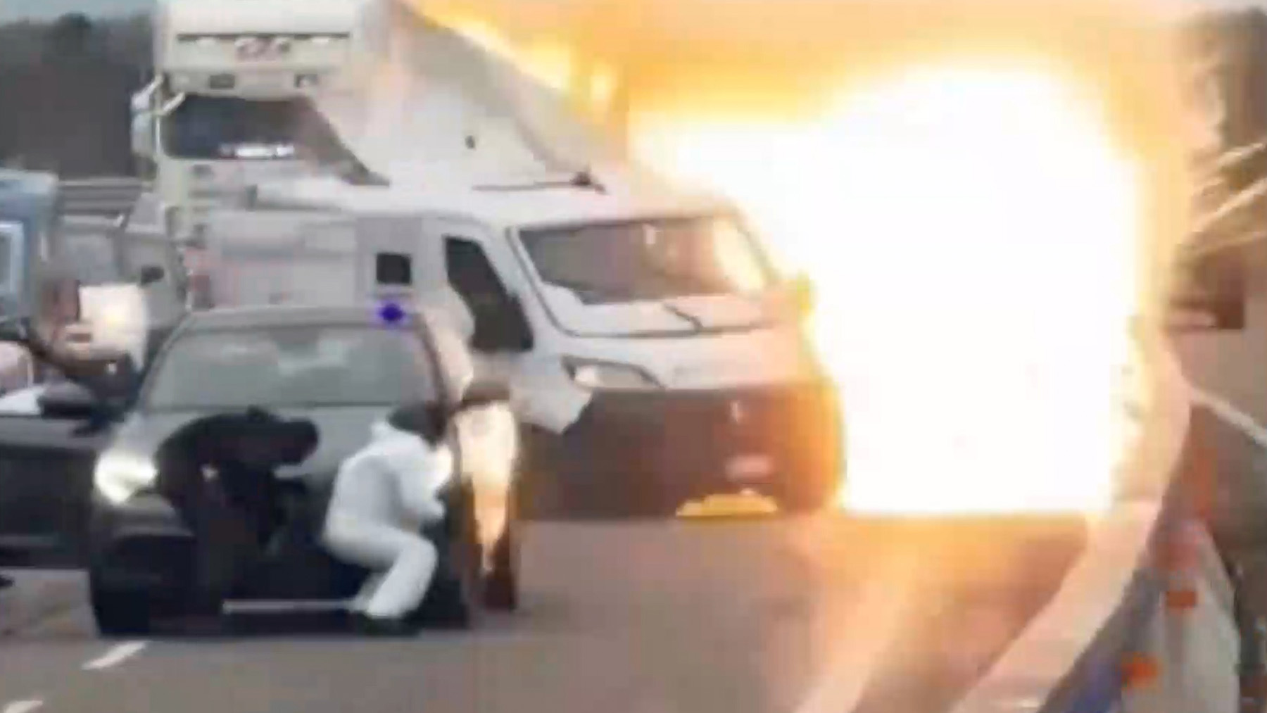 Espectacular asalto a un furgón blindado con explosivos y metralletas en una autopista en el sur de Italia