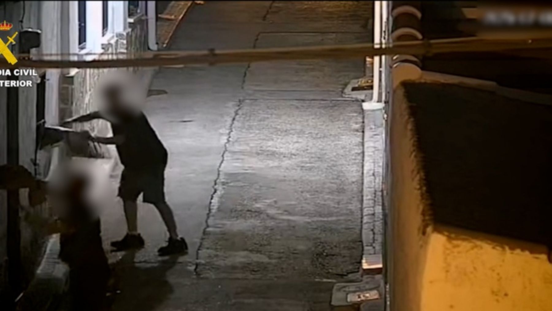 Cuatro detenidos por un delito de odio: acosaron y quemaron la casa de una familia porque eran pobres