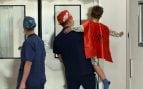 Capas y máscaras de superhéroes para el traslado de pacientes pediátricos a quirófano, en Quirónsalud Málaga
