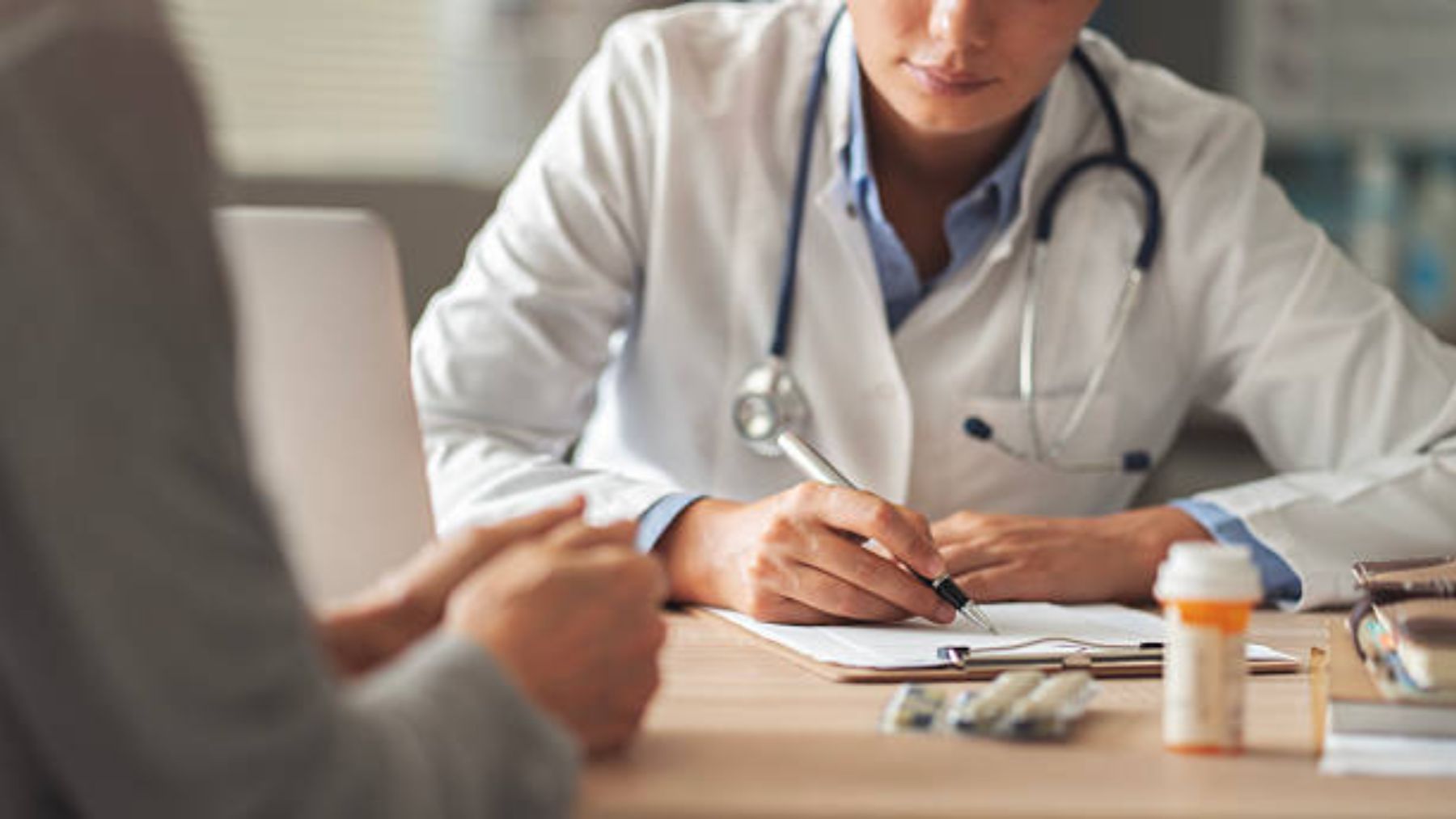 Los médicos estallan por el aumento de bajas laborales en España: Es una barbaridad