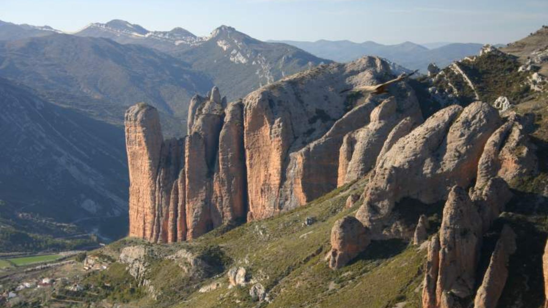 Parecen los Dolomitas italianos, pero están en Aragón y sus paredes alcanzan los 275 metros en vertical