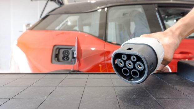 vehiculo-electrico-enchufe