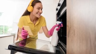 Limpiar la grasa en el horno