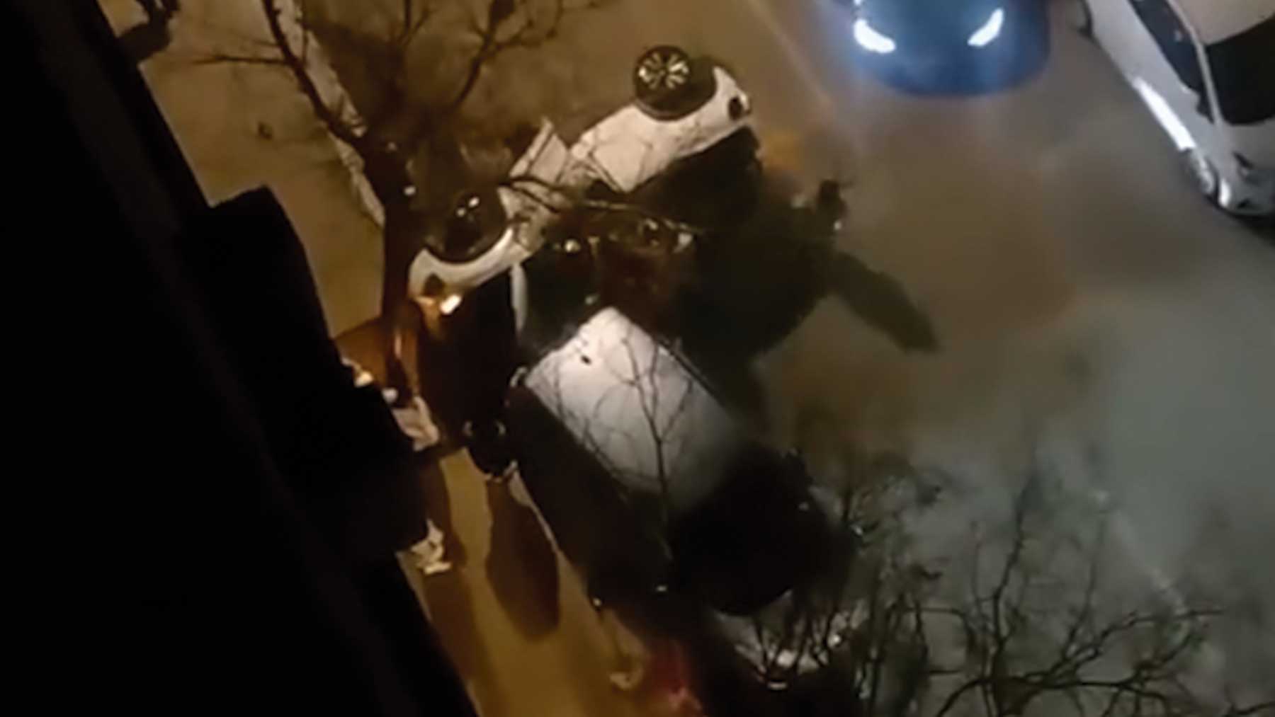 Un conductor borracho se estampa contra cuatro coches en Palma, vuelca el suyo y se pone a llorar