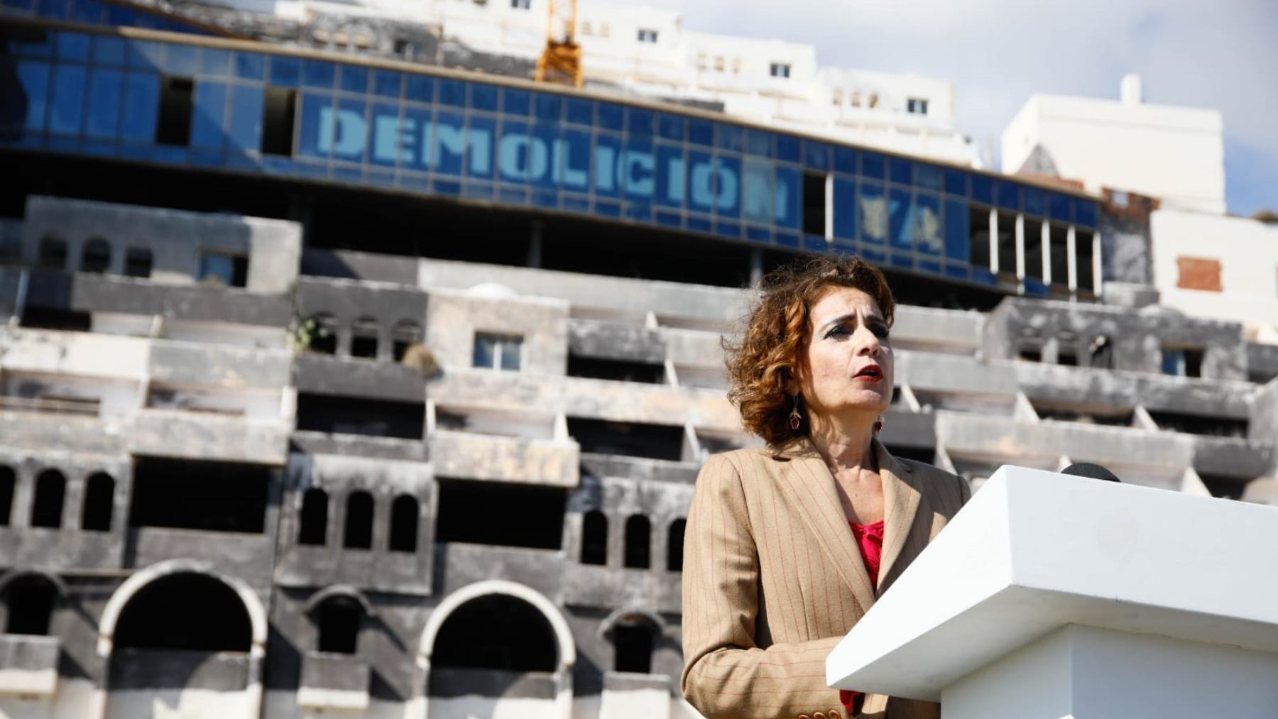 La vicepresidenta primera y ministra de Hacienda, María Jesús Montero, durante la rueda de prensa en Carboneras (Almería) hace un año. (Foto: Europa Press).