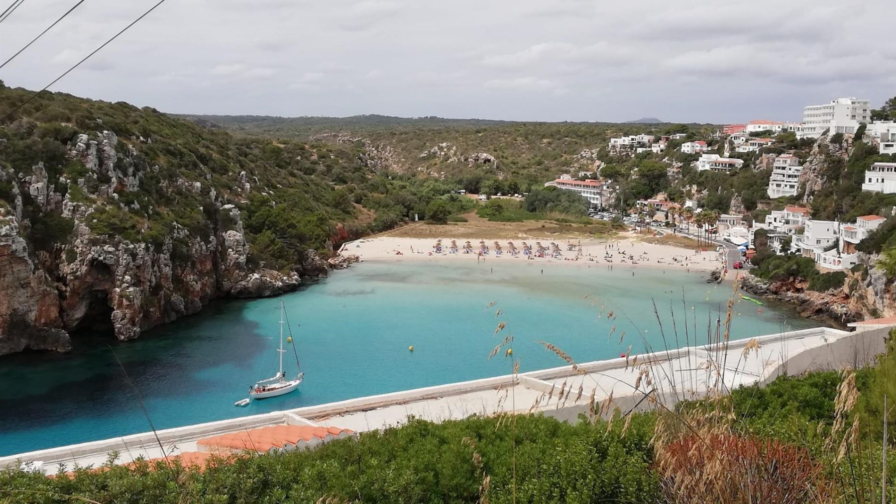 Vacaciones de pesadilla: un hotel de Menorca devuelve 700 euros a una clienta por graves deficiencias