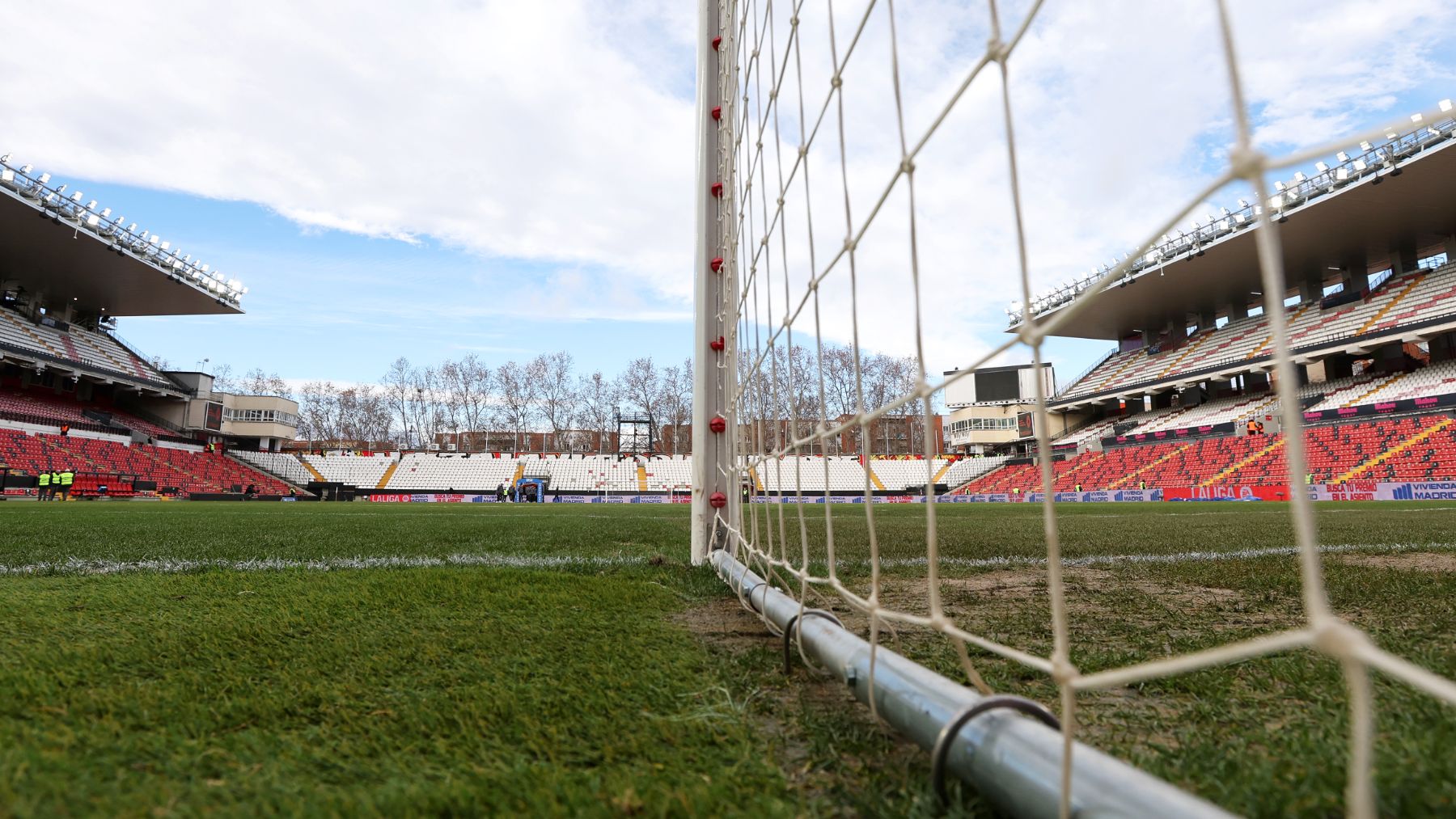 Un ingeniero agrícola destapa la bochornosa gestión del césped de Vallecas: Puede tardar un mes
