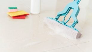 Este es el sencillo truco que los profesionales recomiendan para limpiar y abrillantar suelos de cerámica. (Foto: Freepik)