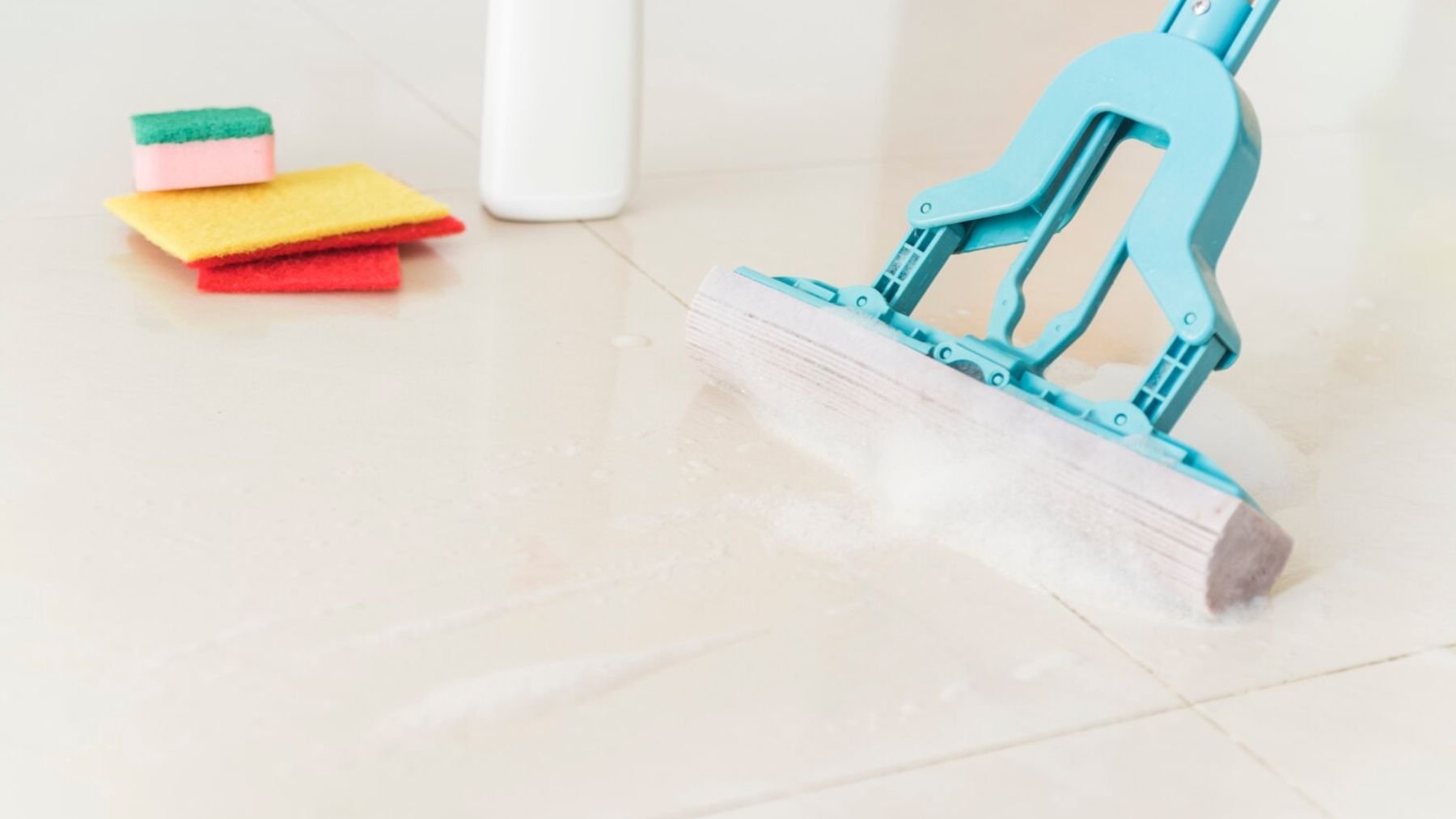 Ni vinagre ni bicarbonato: el sencillo truco de los profesionales para limpiar y abrillantar suelos de cerámica