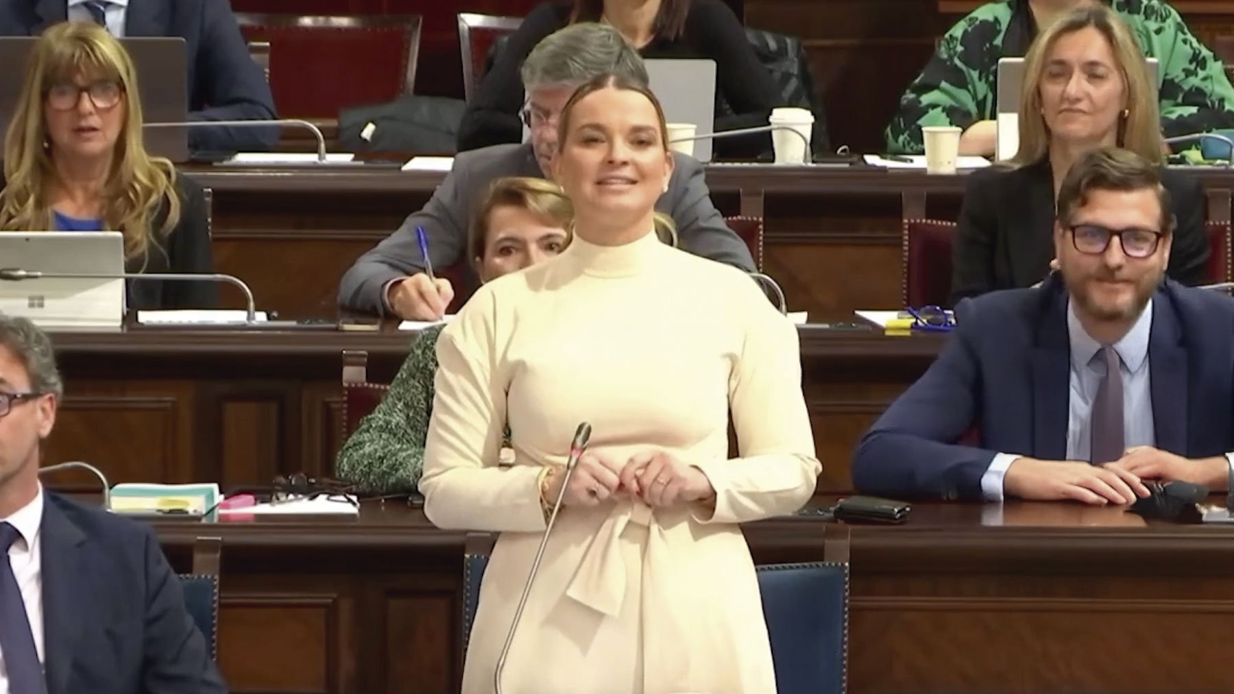 Prohens grita en el Parlament balear: ¡Viva Bad Bunny y las personas que vienen a integrarse!