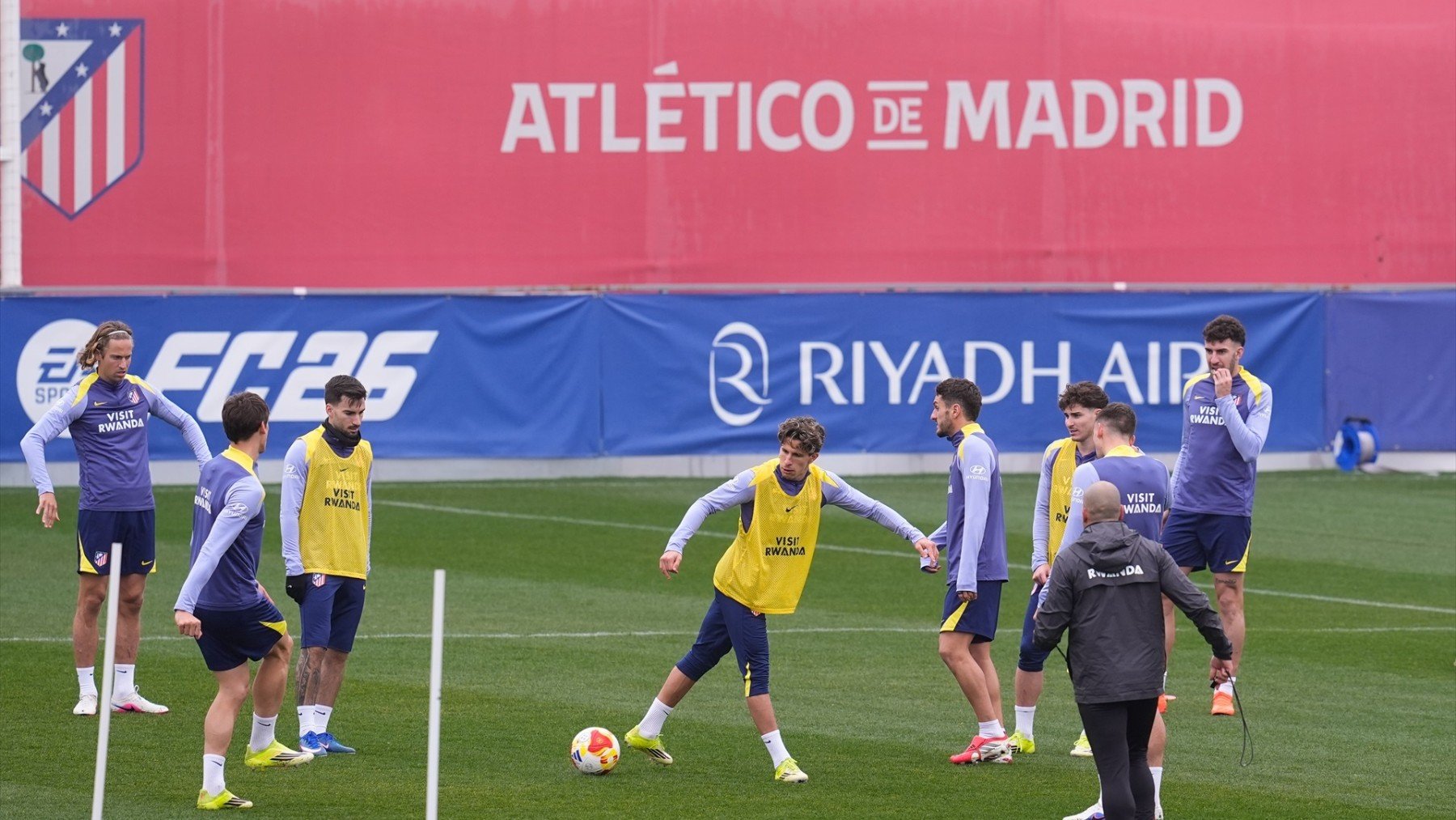 Una por otra: Simeone recupera a Nico y Pubill pero tiene dos bajas para recibir al Barcelona