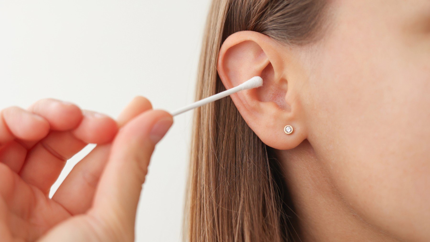 Ni agua con sal ni limón: el ingrediente definitivo para quitar los tapones de cera y lo tienes en tu cocina