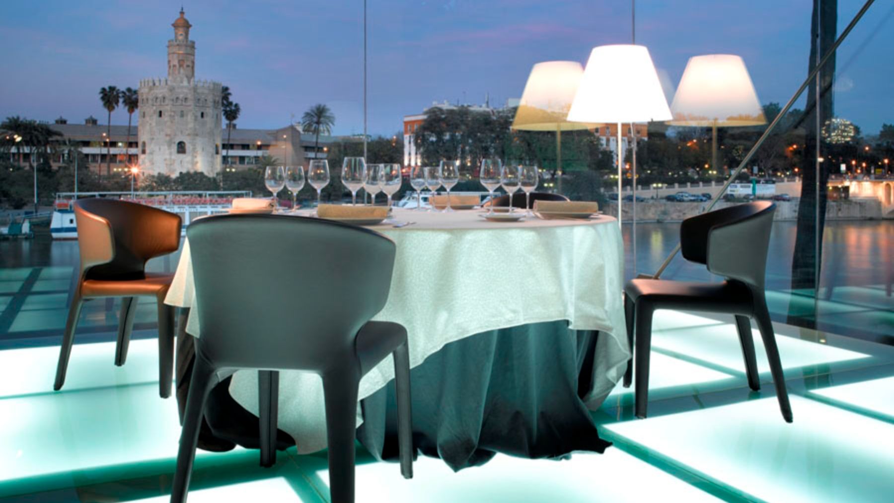 El elegante restaurante de Sevilla para una cena romántica en San Valentín: alta cocina andaluza y con vistas al río Guadalquivir