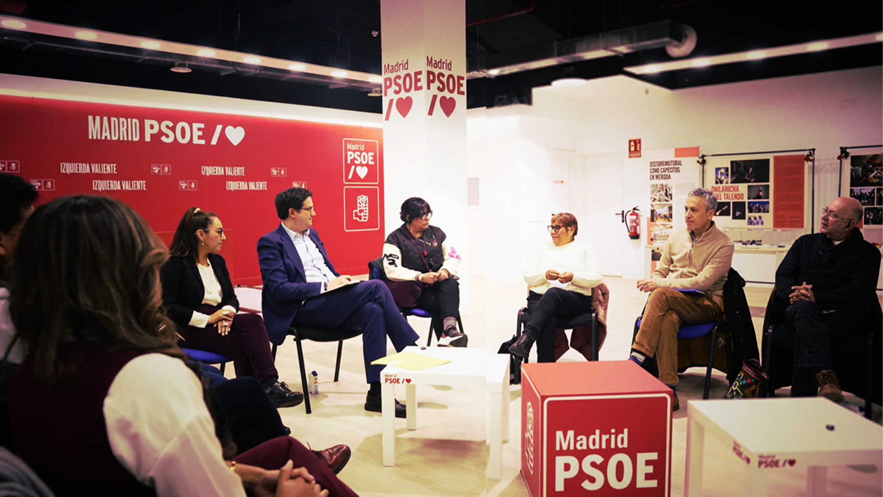 El Gobierno instruye a los inmigrantes sobre la regularización masiva en sedes del PSOE