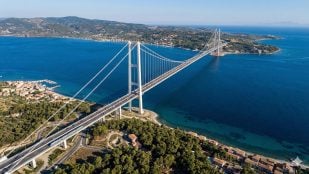 Así se verá el puente colgante de 3300 metros de longitud que conectará Sicilia y la península. (Foto: representación)