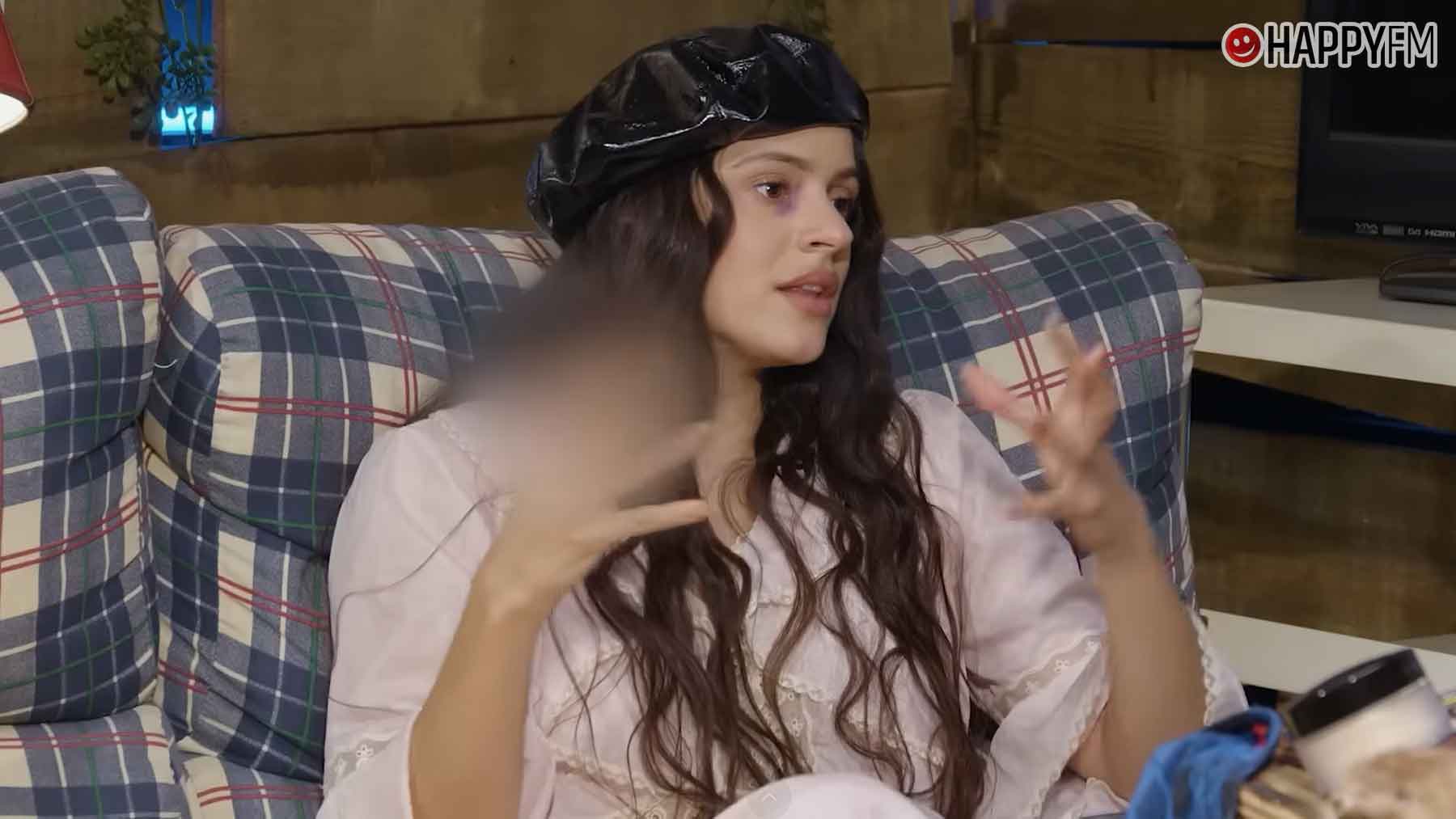 Rosalía, denunciada por aparecer fumando en una entrevista