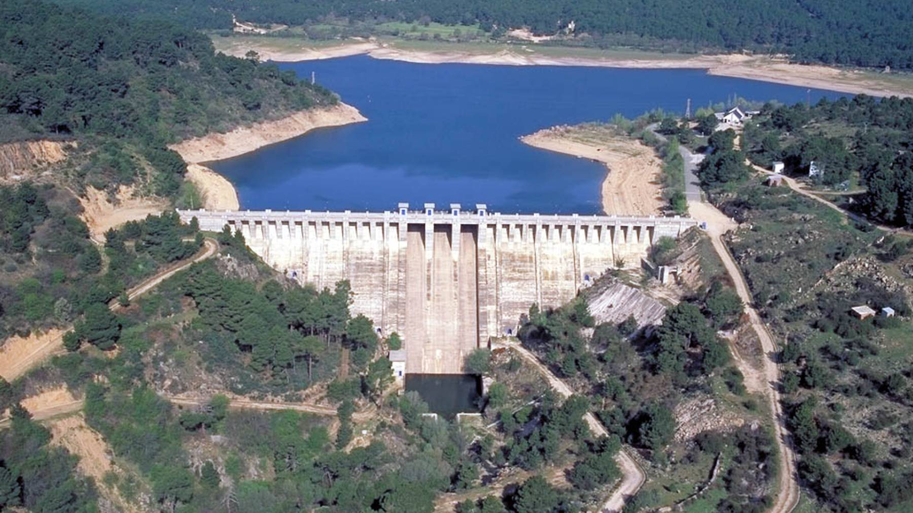 Presa y embalse de La Jarosa. (Foto: Canal de Isabel II).