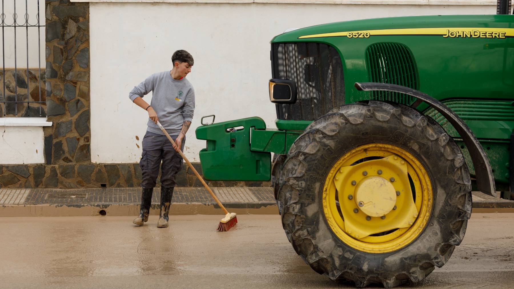 Labores de limpieza de calles tras las inundaciones producidas por el desbordamiento del río Genil por efecto de las intensas lluvias de la borrasca Leonardo. (Foto: Europa Press).