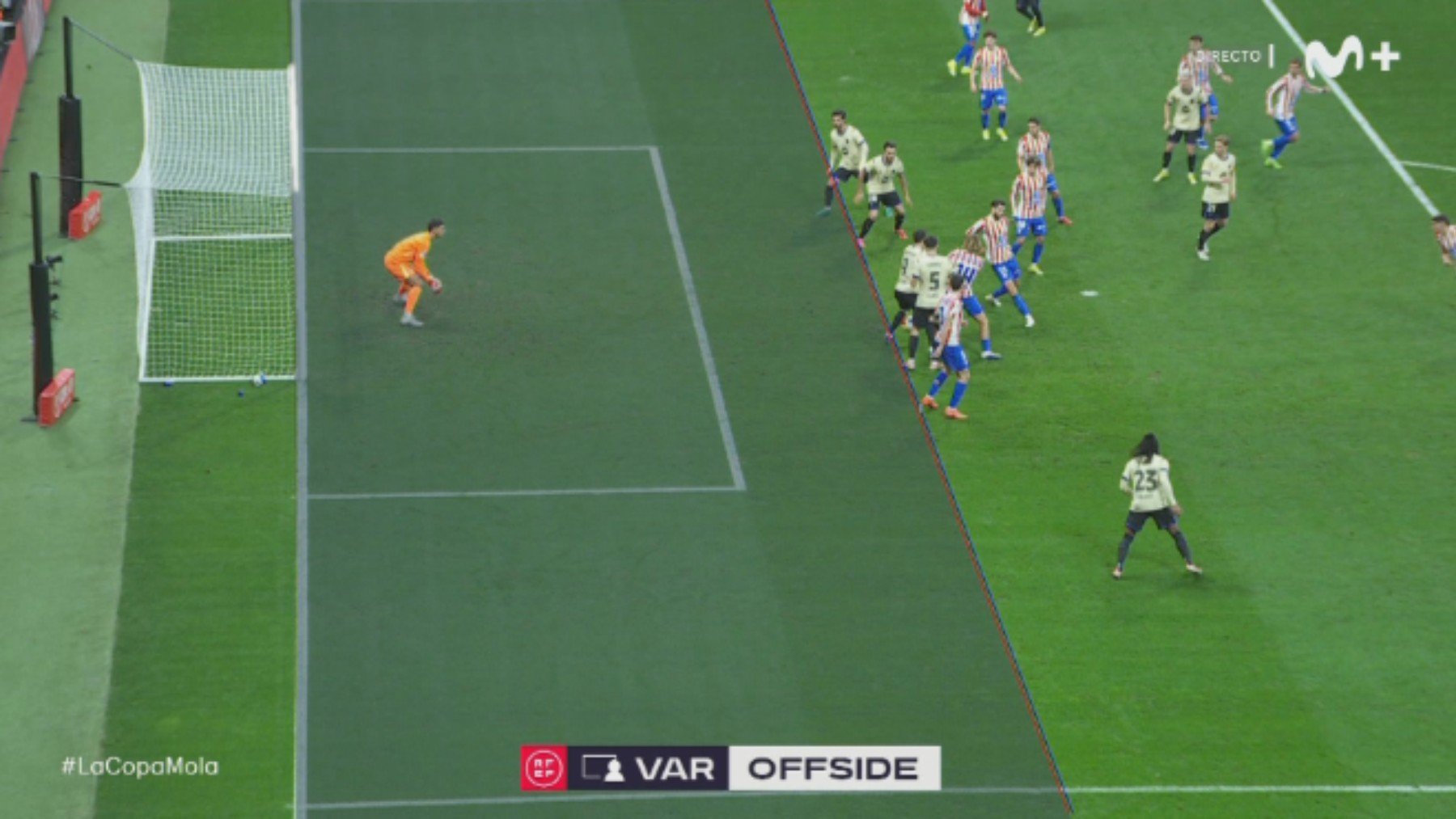 Cortocircuito de González Fuertes: tarda ¡seis minutos! en anular un gol al Barça por un lío con el VAR