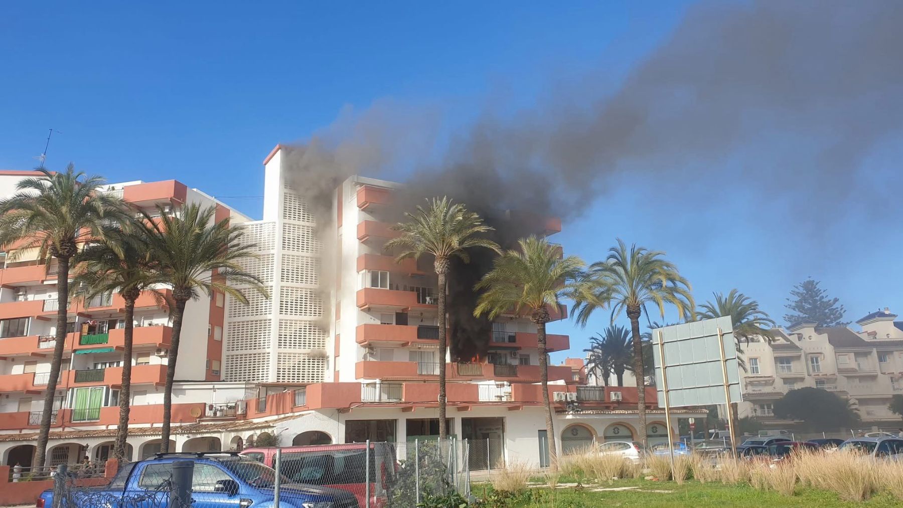 Mueren dos personas en un incendio en un edificio de Jávea