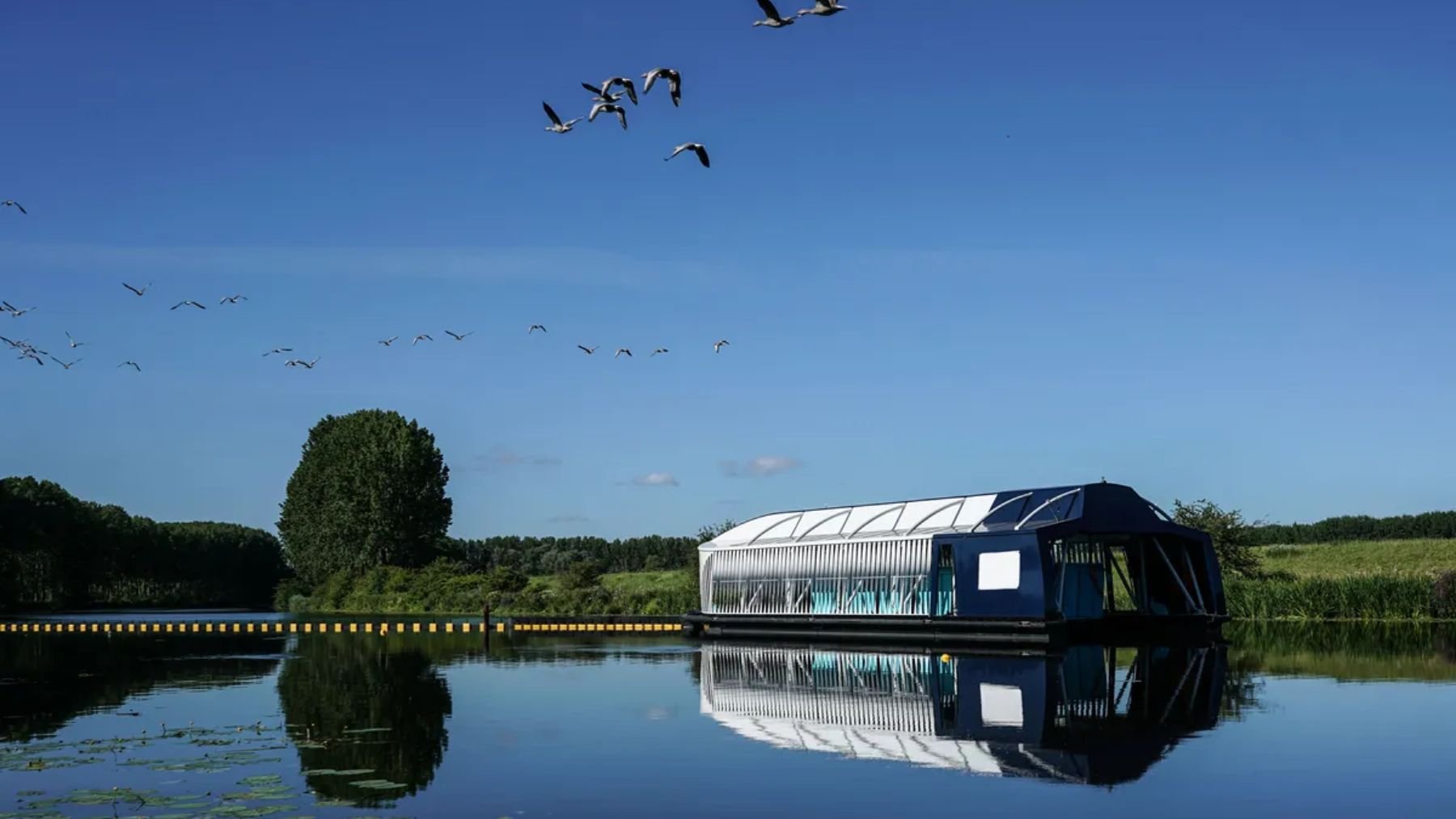 La ciencia brinda por un éxito sin precedentes: un enorme robot solar limpia 50 toneladas diarias de basura en los ríos