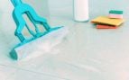 El truco profesional definitivo usa agua caliente y jabón neutro para un suelo brillante y sin manchas. (Foto: Freepik)