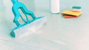 El truco profesional definitivo usa agua caliente y jabón neutro para un suelo brillante y sin manchas. (Foto: Freepik)