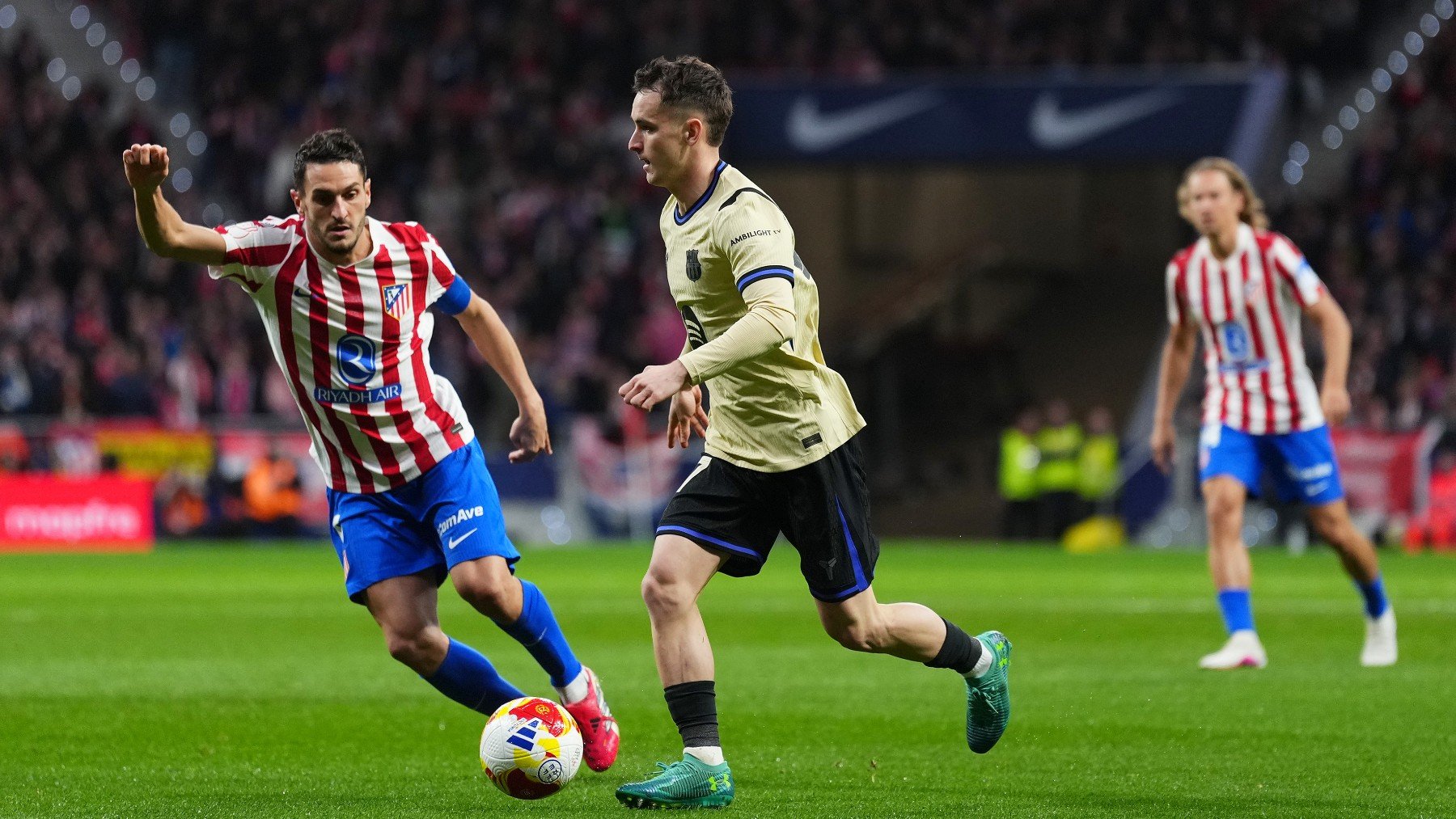 Flick señala a Casadó a la media hora de partido tras el desastre defensivo contra el Atlético
